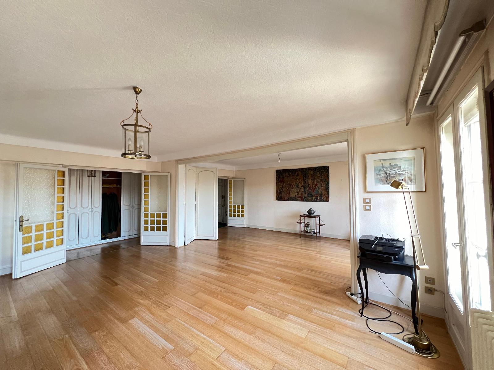 Appartement ancien / 3 pièces 149m2